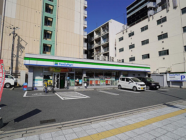 【ファミリーマート浪速塩草店】徒歩6分(約480m)。大阪府道・兵庫県道41号大阪伊丹線沿いに位置しています。駐車場があるため、ドライブの行き帰りにも気軽に利用できそうです。24時間営業です。