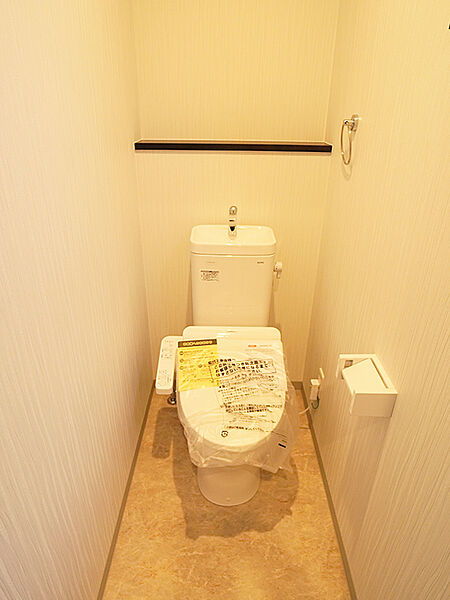 【トイレ】温水洗浄便座付き。各階にトイレを設置することで、ご家族の外出準備が重なる時間帯や来客時も気兼ねなく使用できます。(建物価格1770万円、建物面積100m2)