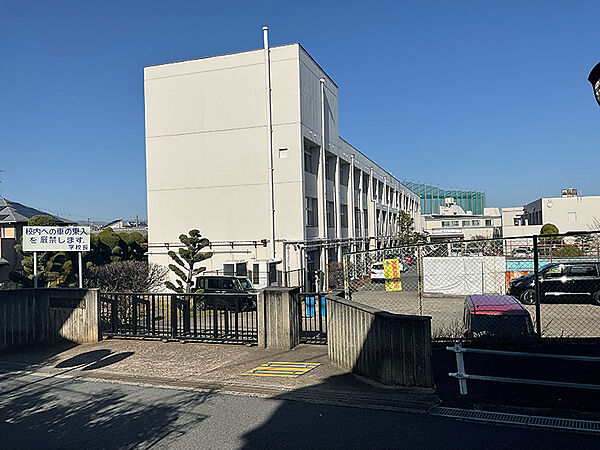 【上牧中学校】徒歩12分(約960m)。部活動や塾、習い事に励むお子様にとって、負担が少ない通学距離です。野球部・テニス部・吹奏楽部などの部活動有。
