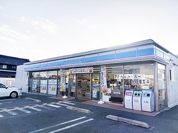 【ローソン香芝上中店】徒歩6分(約480m)。ちょっとした買い物はもちろん、ATMの利用や各種請求書払いの際も便利。無印良品やまちかど厨房の商品も取り扱われています。24時間営業。
