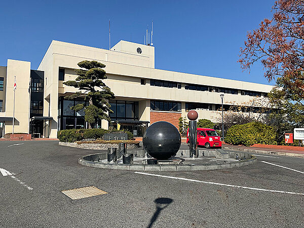 【上牧町役場】徒歩12分(約960m)。暮らしに関わる各種手続きを行うことができます。HPでは、観光情報やイベント情報なども公開されています。開庁時間:月～金8:30～17:15。