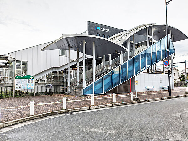 【JR和歌山線「志都美」駅】徒歩6分(約480m)。高田方面、王寺方面にアクセス可能です。みどりの窓口・エレベーター・車椅子対応トイレ等の設置有。