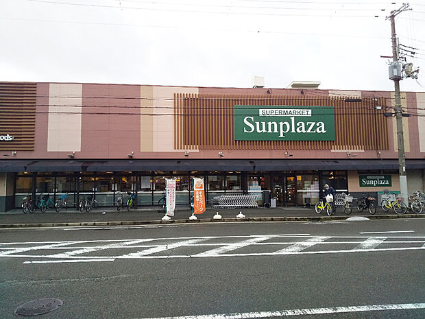 【サンプラザ堺少林寺町西店】徒歩4分(約320m)。日々のお買い物にも便利な距離にあるスーパー。駐車場が設けられており、車でもお立ち寄りいただけそうです。/営業時間 9:00〜22:00