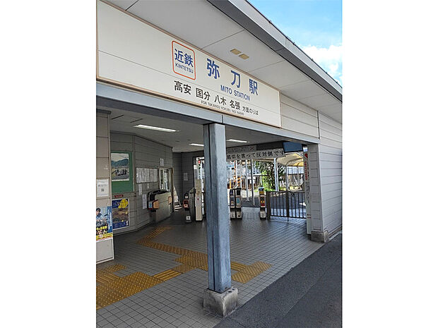 近鉄大阪線「弥刀」駅まで徒歩16分(約1280m)。大阪上本町方面、河内国分方面へアクセスが可能です。バリアフリー対応として多機能トイレや車椅子対応スロープなどが設置されています。