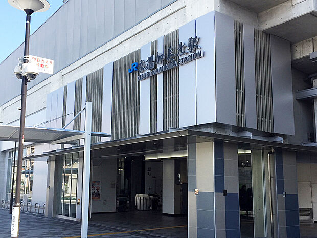 JRおおさか東線「衣摺加美北」徒歩17分まで(約1360m)。放出・新大阪・大阪方面、久宝寺・奈良方面へアクセス可能が可能です。オストメイト対応トイレ・エレベーターなどが設置されています。