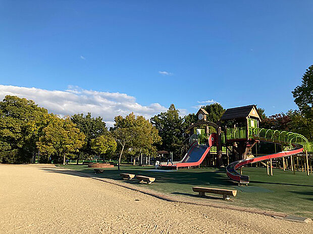 久宝寺緑地まで徒歩1分(約80m)。緑豊かな公園で季節の移り変わりを身近に感じることができそうです。ブランコや滑り台など小さなお子さまも楽しめる遊具が設置されています。