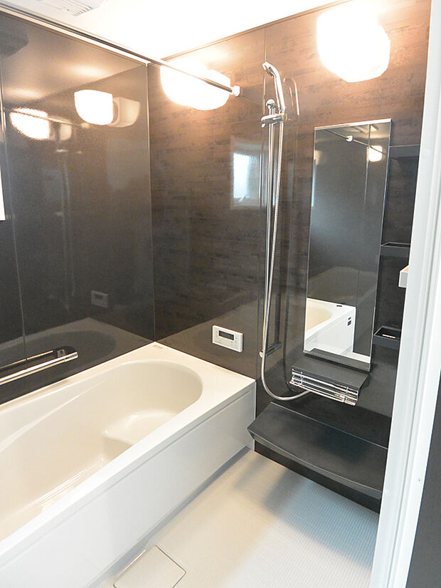 【バスルーム】美しい光沢が魅力の「ホーロークリーン浴室パネル」を採用。ダークブラウン、ロッシュピンクなど豊富なカラーをご用意しています。（建物価格1480万円、建物面積89m2＜ガレージ部分含む＞）