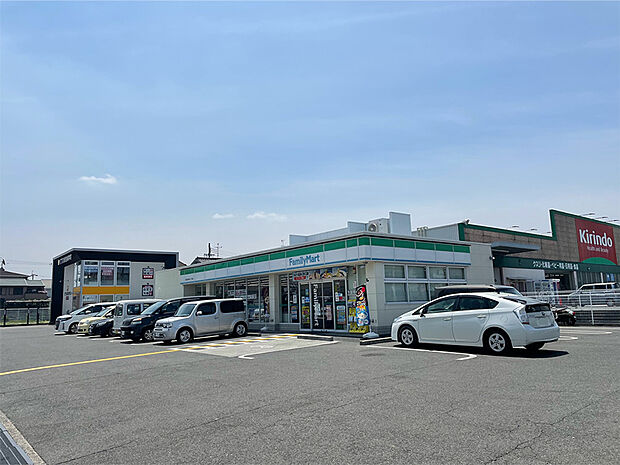 【ファミリーマート岸和田荒木町二丁目店】徒歩6分(約480m)。24時間営業のコンビニです。軽食・惣菜・タバコ・酒類などが取り扱われています。E-net対応ATMやマルチコピー機が設置されています。