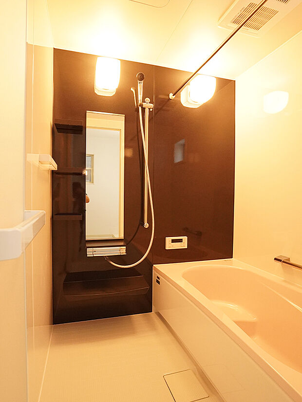 【施工例/バスルーム】浴室は、美しい光沢が魅力の「ホーロークリーン浴室パネル」を採用。落ち着いたダークブラウンのほか、ロッシュピンクなど、華やかなカラーもご用意。
