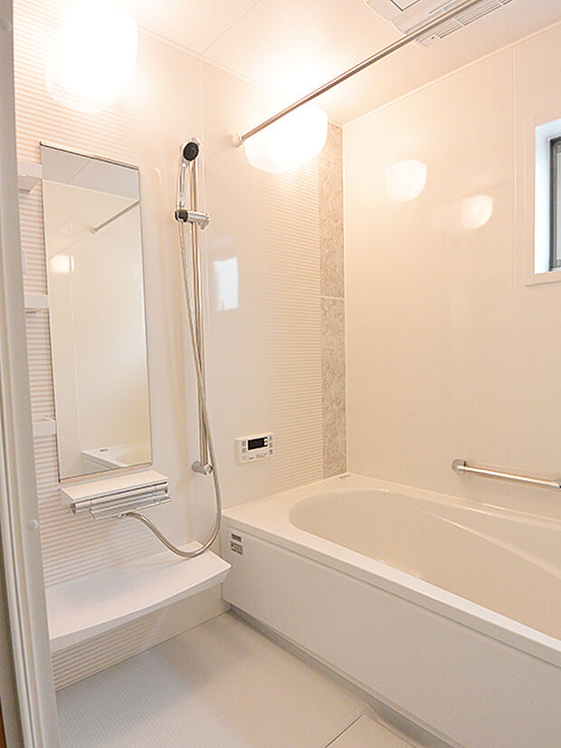 【施工例/バスルーム】浴室は、美しい光沢が魅力の「ホーロークリーン浴室パネル」を採用。落ち着いたダークブラウン、ダークグレーのほか、ロッシュピンクなど、華やかなカラーもご用意しています。