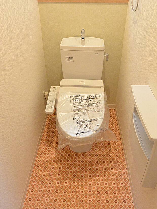 【施工例/トイレ】清潔感のあるトイレです。トイレ内の手洗い場の他、バリアフリーに配慮した手すりの設置も可能です。