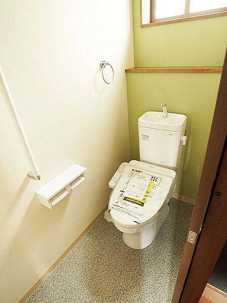 【トイレ】温水洗浄便座付きで快適にお使いいただけます。1、2階それぞれに設置することで、順番待ちの心配も軽減されます。(建物価格1550万円、建物面積96m2〈ライフライン・解体費別途〉)
