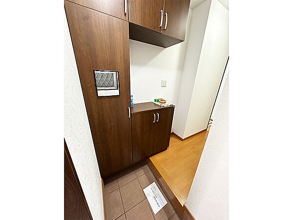 【玄関】コの字型のシューズボックス。カウンター部分には、お好きな写真やお花などを飾っていただけます。/2025年11月撮影