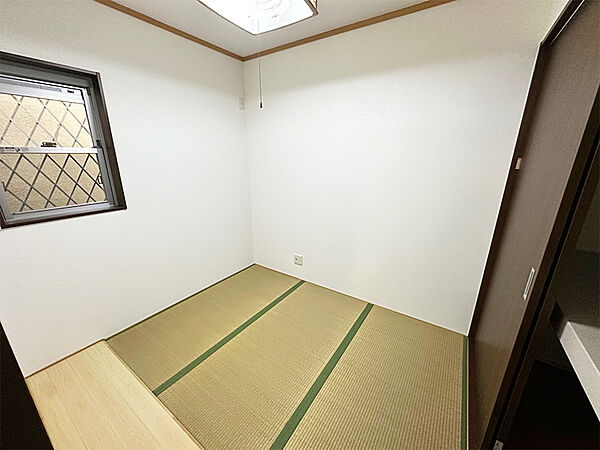 【和室】1階の和室は生活空間と分かれており、趣味や仕事専用スペースとして◎3階建ならではのゆとりある暮らしを実現できます。/2025年11月撮影
