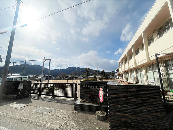 【小川小学校まで徒歩1分(約80m) 】教育目標は「笑顔いっぱい・ともにのびる小川っ子！～地域をほこり、考動する、たのもしい小川っ子の育成～」。HPにて、学校生活の様子などを閲覧可能です。