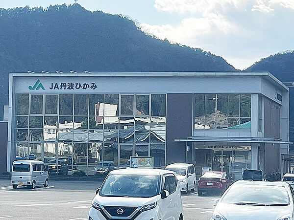 【JA丹波ひかみ山南支店まで徒歩4分(約320m)】口座開設・現金の引き出しなどが可能です。ATM営業時間は平日8:00～21:00、土日祝8:00～19:00です。