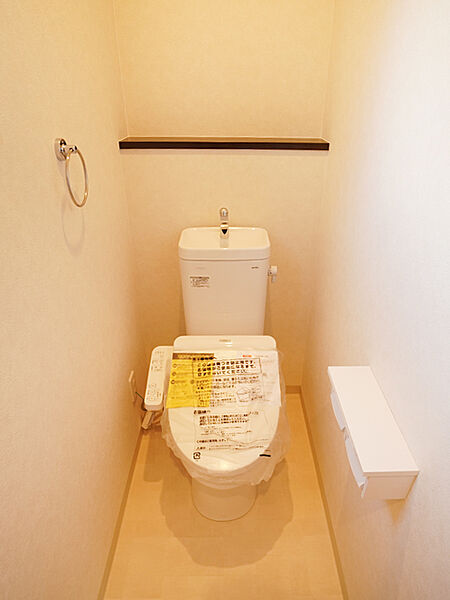 【トイレ】年間を通して快適に使うことができる、温水洗浄便座付きのトイレを採用。床やクロスのカラーもお好みでお選びいただけます。(建物面積95m2、建物価格1700万円）