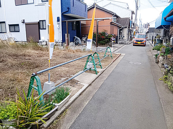 【現地土地写真】スーパーやショッピングモール、保育園や小学校などが点在しています。子育て世帯にも嬉しい住環境です。