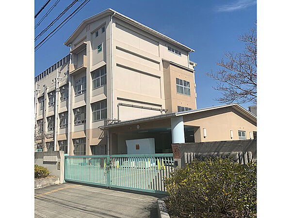 【堺市立錦西小学校まで徒歩11分(約880m)】6年間毎日通うのに、負担が少ない距離。HPに学校からのお便りや学校生活の様子などが掲載されています。