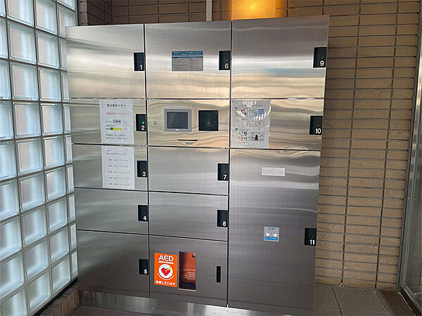 【宅配ボックス】宅配ボックスが設置されています。不在時でも荷物を受け取ることができ、再配達の手間も省けます。/2026年1月撮影