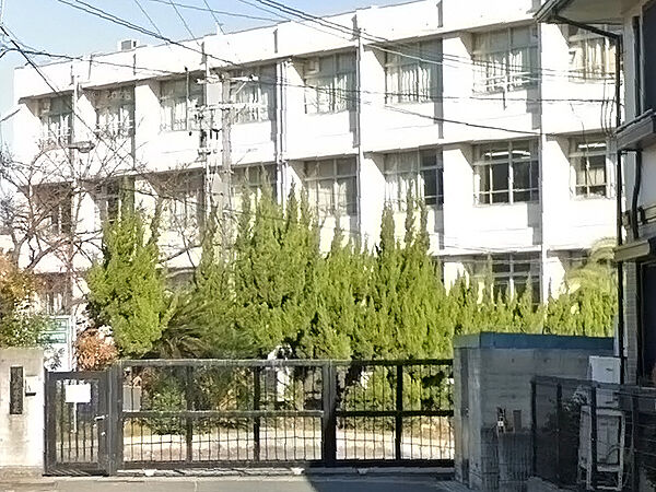【羽曳野市立峰塚中学校まで徒歩13分(約1040m)】HPでは、学校だよりや学校の取組みなどが掲載されているため、お子様の学校生活の様子を確認することができます。