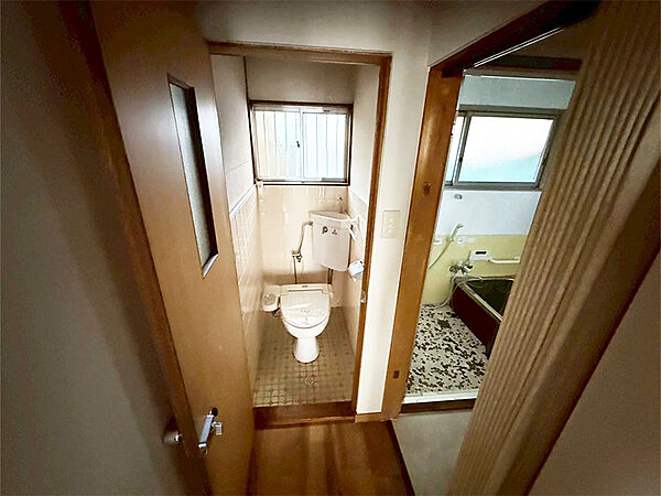 【トイレ】トイレカバーやマットなどでお好みの空間作りが可能です。窓を開けて自然換気が可能です。