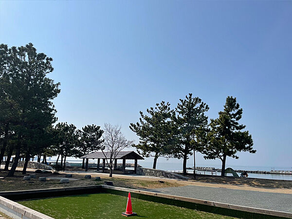 【箱作海水浴場(ぴちぴちビーチ)まで徒歩19分(約1520m)】豊かな緑に囲まれ、白い砂浜に青い海が広がる海水浴場。天気が良ければ、淡路島や明石海峡大橋、関西国際空港が見渡せます。