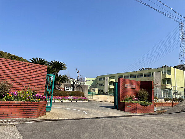 【阪南市立貝掛中学校まで徒歩11分(約880m)】校訓は「健康・自主・協調」。「人の気持ちにつながろう」を柱にした教育活動が行われています。