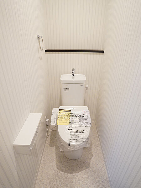 【トイレ】温水洗浄便座付きのトイレです。寒い時期でも暖かな便座で快適に使うことができます。（建物価格1630万円、建物面積91m2＜ガレージ含む＞）