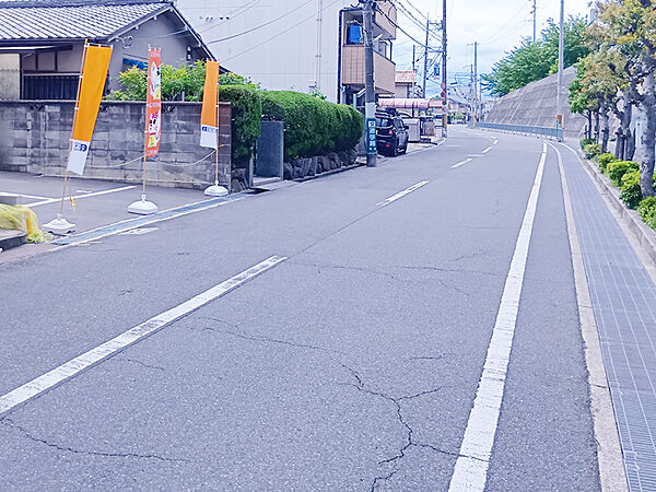【前面道路含む現地写真】前面道路との高低差がないため、お車や自転車での走行やベビーカーの出し入れなどもスムーズに行えます。/2026年5月撮影