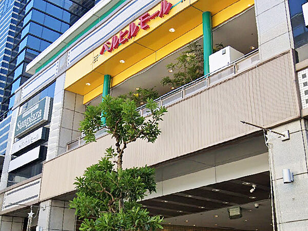 【ベンヒル北野田まで徒歩15分(約1200m)】営業時間は店舗により異なります。スーパーや飲食店、100円ショップなどが入っている便利なショッピングセンターです。