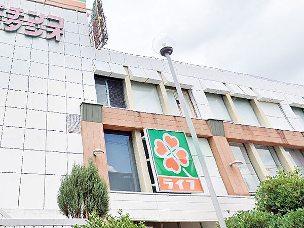 【ライフ北野田店まで徒歩17分(約1360m)】営業時間9:00～21:00。食料品・ベーカリー・酒類・衣料品などの取り扱いがあります。駐車場があるので、まとめ買いや雨の日のお買い物に便利です。