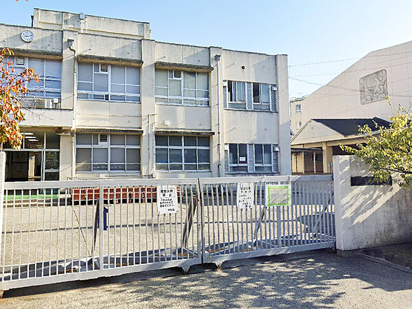 【堺市立登美丘中学校まで徒歩24分(約1920m)】HPにて授業や登下校風景、本日の給食などが写真付きで紹介されています。部活動は体育部は水泳や陸上など、文化部は茶道や吹奏楽など活発に行われています。