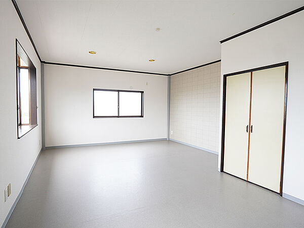 【2階洋室】2階の洋室は独立した配置の、プライベート性の高いお部屋。主寝室におすすめです。豊富な収納スペースが備わっているため、居住空間を広く確保できそうです。/2026年6月撮影