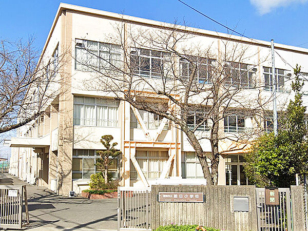 【阪南市立朝日小学校まで徒歩5分(約400m)】低学年のお子さまも通学の負担が少なくすみそうな距離です。学校教育目標は「心豊かにみがき合い、たくましく生きる子どもの育成」が掲げられています。