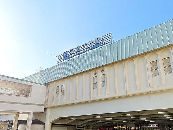 【阪急神戸線「六甲」駅まで約1120m 徒歩14分】大阪梅田方面、神戸三宮方面へアクセス可能。駅構内には多機能トイレやコインロッカー、AEDなどが設置されています。