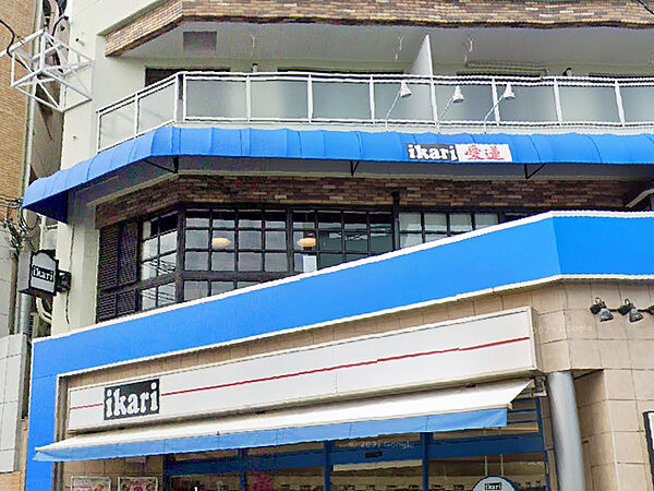 【いかり六甲店まで約1360m 徒歩17分】営業時間10:00～21:00。生鮮品・惣菜・パンなどのほか、できたてデリカコーナーが設けられています。駐車場がありお車でお出かけの際に立ち寄ることが可能。