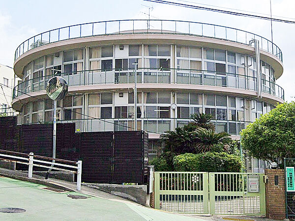 【神戸市立美野丘小学校まで約960m 徒歩12分】低学年のお子様の通学の負担が少なそうな距離で、安心して送り出すことができます。HPに学校だよりなどが掲載されています。