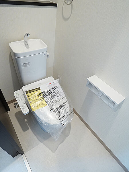 【トイレ】気分が華やぐ明るくポップなアクセントクロス。オリジナリティ溢れる空間づくりも可能です。(建物価格1750万円、建物面積98m2＜ガレージ・バルコニー部分含む＞)