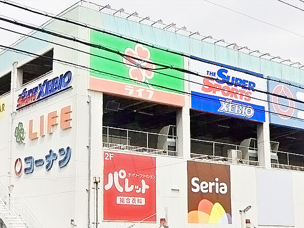 【菱江ショッピングプラザまで徒歩10分(約800m)】スーパーやスポーツ用品専門店や100円均一ショップなど、多様な店舗が揃います。駐車場あり。/営業時間は店舗により異なります。