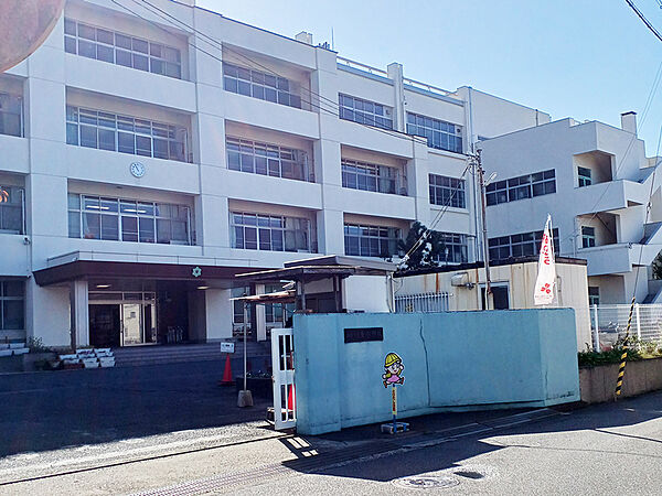 【貝塚市立東小学校まで徒歩13分(約1040m)】学校教育目標は「「笑顔」と「希望」にあふれた学校」が掲げられています。HPでは、写真付きで学校生活の様子を見ることができます。