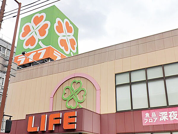 【ライフ都島高倉店まで徒歩3分(約240m)】野菜・肉・魚などの生鮮食品のほか、冷凍・加工食品などが取り扱われています。駐車場有り。/営業時間は1階 09：30～0：00、2階 09：30～21：00
