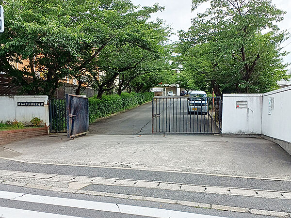 【岸和田市立桜台中学校まで徒歩14分(約1120m)】部活動などで帰宅時間が遅くなるお子様にとって、負担の少ない通学距離。勉強や習い事など、帰宅後の時間を有効活用できます。