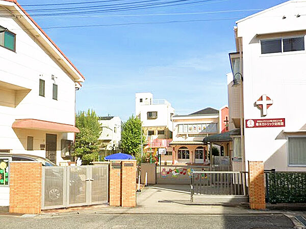 【春木カトリック幼稚園まで徒歩10分(約800m)】対象年齢：0歳～5歳までのお子さま。毎日送り迎えを行う保護者の方にも負担の少ない距離です。