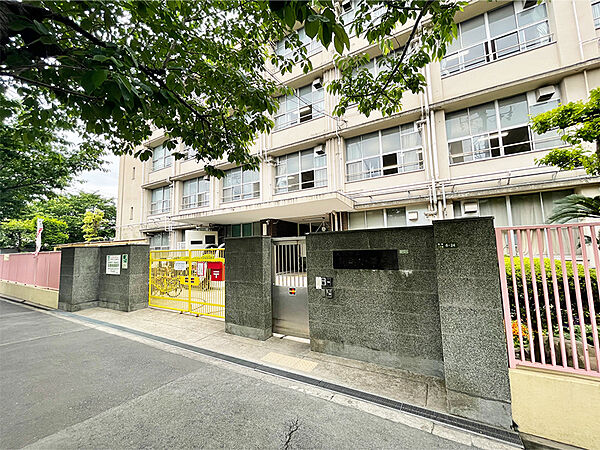 大阪市立鶴町小学校まで徒歩5分(約400m)。2021年に創立100周年を迎えた小学校です。教育目標は「心豊かにたくましく生きる子どもの育成」。学校生活の様子が写真付きでHPに掲載されています。