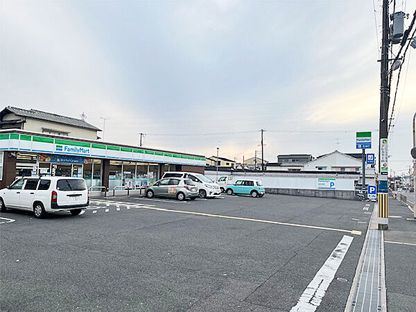 【ファミリーマート 堺深井中町店まで徒歩9分(約720m)】E-net対応ATMやマルチコピー機、イートインコーナーのあるコンビニです。24時間営業のため早朝や深夜のちょっとした買い物の際に便利です。
