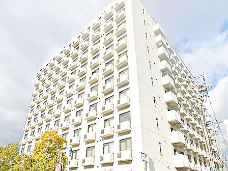【ステュディオ堺フェニックス】南海線「堺」駅まで徒歩3分。阪堺電気軌道阪堺線「宿院」駅まで徒歩9分。大阪中心部へのアクセスも良好で、通勤・通学はもちろん、休日のお出かけにも便利な立地です。