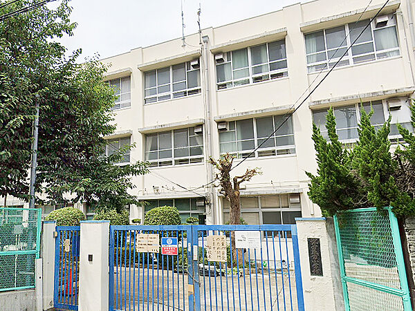 【堺市立市小学校まで徒歩7分(約560m)】毎日の通学も負担が少なく済みそうな距離です。学校教育目標は「「自ら考え 人とかかわり 行動する子」の育成」などが掲げられています。