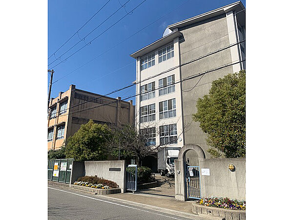 【堺市立月州中学校まで徒歩15分(約1200m)】めざす子ども像は「自分のよさを知り、人とつながり協働する子。」などが掲げられています。HPにて、学校生活の様子などが写真付きで紹介されています。