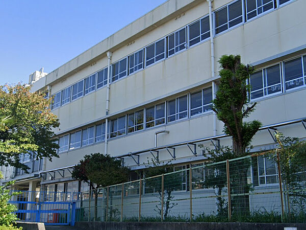 堺市立向丘小学校まで徒歩9分(約720m)。学校教育目標は「ゆたかな心　たしかな学び」です。学校からのお便りや年間予定表、学校生活の様子が写真付きでHPに掲載されています。